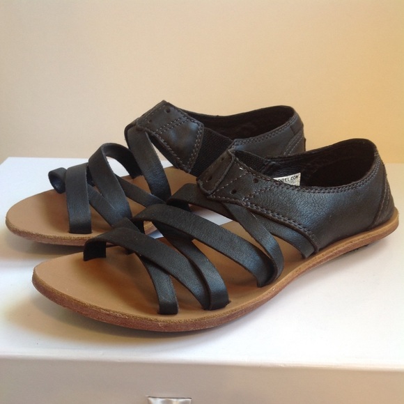 sorel strappy sport sandals